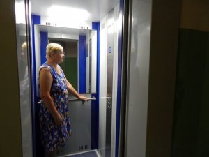 Жители многоэтажного дома в поселке Восточном Кировской области не могут добиться гарантийного ремонта нового лифта