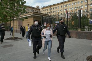 В Москве и Санкт-Петербурге задерживают участников акции солидарности с арестованным журналистом Ильёй Азаром