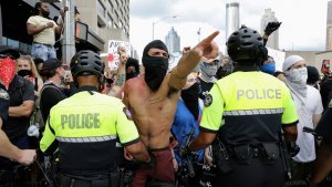 В Атланте толпа побила полицейские машины и окна штаб-квартиры CNN. Протестующие разгромили штаб-квартиру CNN в Атланте (фото)