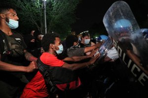 Ряд офицеров Секретной службы пострадали при протестах у Белого дома