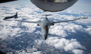 Die Presse: США вернулись к воздушному устрашению, не дождавшись конца пандемии