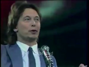 В Сети набирает популярность видео с «исполнением» Маском песни «Трава у дома»