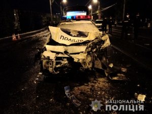 112.ua (Украина) В Харькове полицейский на частном авто врезался в патрульный автомобиль, два человека погибли