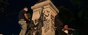 Варшава в ярости: В США вандализировали польского героя