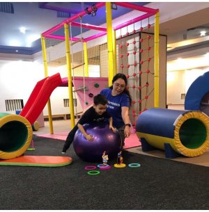 В Казахстане мама не нашла для ребенка-аутиста нужного медицинского центра. Поэтому стала предпринимательницей, организовала свой центр и теперь помогает другим детям