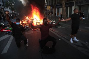 Во Франции начались беспорядки из-за смерти чернокожего