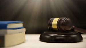 Жажда денег привела Украину к юридическому казусу о статусе Крыма