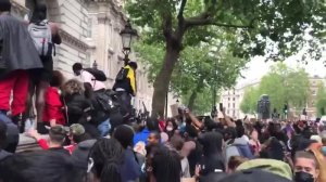 Протестующие в Лондоне штурмуют резиденцию премьер-министра