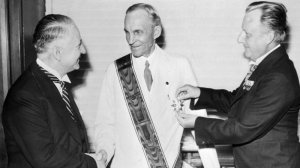 Американский спонсор  Гитлера и его друг  : Как Генри Форд Гитлера наставлял .