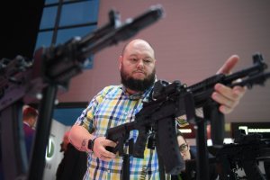 В США на фоне беспорядков объявили скидки на автоматы Калашникова