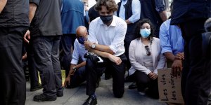 Канадский премьер встал на колени во время протестного митинга в Оттаве