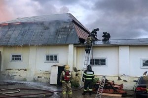 В Подмосковье загорелся склад с кинодекорациями