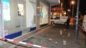 Вандализм, поджоги, разбитые витрины и автомобили: в Берлине десятки людей устроили массовые беспорядки