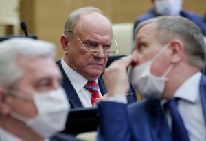 Зюганов пытается остановить раскол в КПРФ   (Коммунистам в регионах не понравились установки на голосование по Конституции)