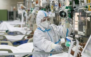 [7.06/COVID-19] В России проведено >13 млн. тестов (+294,4 тыс. в сутки), выявлено 476 658 заболевших (+8 985 (1,92%)), выздоровело 230 688 человек (+3 957), 5 971 скончалось (+112)