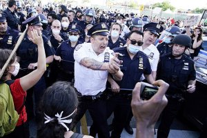 Polityka (Польша): Россия следит за протестами в США и потирает руки