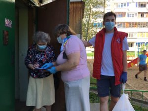 Волонтеры #МыВместе в Коми передали бесплатные продуктовые наборы нуждающимся пенсионерам в Сыктывкаре