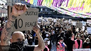 Посол РФ считает, что число желающих покинуть США растет из-за массовых беспорядков