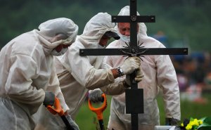 ВОЗ назвала «сложной для понимания» статистику смертей от COVID в России.  В ВОЗ указывают, что разница между числом заболевших коронавирусом и низким уровнем смертности в России смотрится необычно