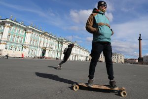 Назван возраст достижения россиянами финансовой независимости от родителей