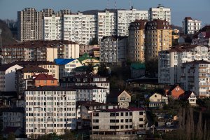 Прогноз: жилье в России подешевеет, а автомобили подорожают