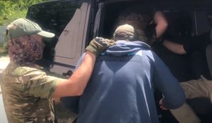 ФСБ распространила видео задержания пяти человек, готовивших теракт в Крыму