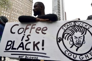 Работникам Starbucks запретили носить атрибутику Black Lives Matter