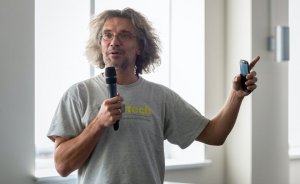 «В популяции еще много людей, которые чувствительны к вирусу и заболеют. Но все мы явно не переболеем»