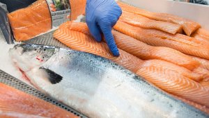 Супермаркеты в Пекине убрали из продажи лосось из-за вспышки коронавируса на рынке (Эффект "два в одном": Китай начал испытания естественного врага COVID-19)