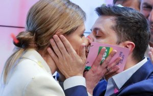 Жена Зеленского заболела коронавирусом, а ему пожелали сифилис (видео)
