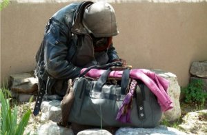 Мужчина из Калифорнии накормил едой с острым перцем 8 бездомных, снимая последствия на камеру