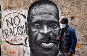 В США эмигрантку из РФ увольняют за отказ встать на колени перед Флойдом  !