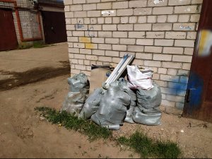 В Кирове у гаражей на улице Луганской устроили свалку ртутных ламп и разбитых автомобилей