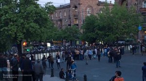 Более сотни человек вышли к зданию парламента в Ереване