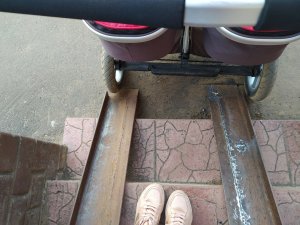 В Кирове мать двойняшек не может добиться установки пандуса для большой коляски
