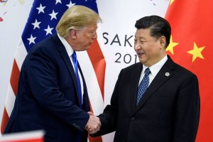 Болтон заявил, что Трамп попросил Китай помочь ему переизбраться