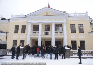 Читатели «Дейли мейл» о защите Путина от коронавируса: что мешает и нам сделать такое в Британии?