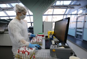 Минздрав изучает новые данные о гидроксихлорохине после остановки его испытаний ВОЗ