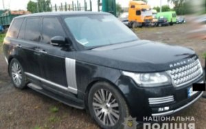 Украина, наши дни: в Ровно на СТО нашли оружие, янтарь и угнанный "Range Rover" (фото)