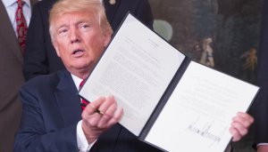 В США испугались подрыва первенства доллара. Министр финансов США Стивен Мнучин выступает в качестве главного противника введения экономических санкций против других государств﻿