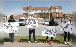 RU.DELFI "Я не хочу, чтобы Путин правил вечно": русскоязычная молодежь Клайпеды провела пикет у здания Генконсульства России