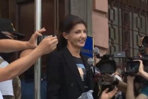 Марина Порошенко поддержала мужа в суде коммунистическим гимном