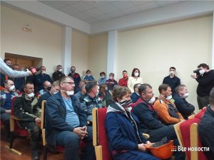 «Я хочу ездить по мосту, который строил сам». В Нижнем Тагиле завод перевели на трехдневную рабочую неделю и снизили зарплату. Рабочие готовы выйти на митинг