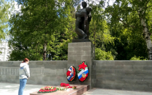 В День памяти и скорби в Кирове очистили от мусора территорию военного мемориала