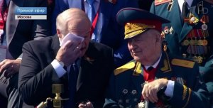 Лукашенко поговорил с ветераном и вытер слезы