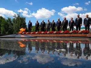 NEWSru.com (США, Госдеп) Лукашенко демонстративно отодвинулся от Путина при возложении цветов в Александровском саду (ВИДЕО)