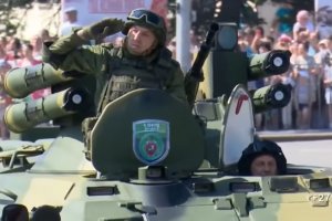 Противотанковый УАЗ и "непробиваемый" Т-64БВ показали в Донецке на военном параде