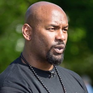 Лидер темнокожих протестующих пригрозил "сжечь США"