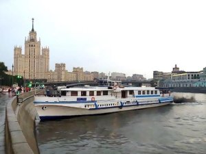 В Москве теплоход с выпускниками столкнулся с причалом