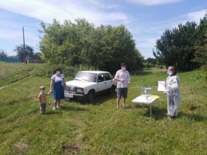 В багажнике, на пне и в чистом поле: из-за пандемии россияне голосуют по поправкам в Конституцию в очень странных местах